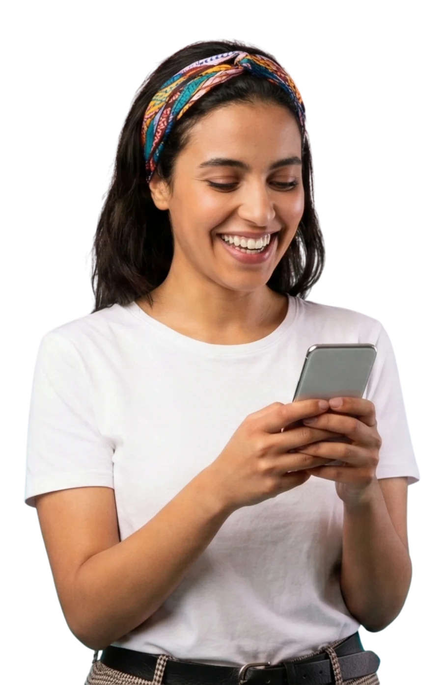 Professionnelle utilisant un smartphone pour la gestion de stratégie digitale et marketing en ligne